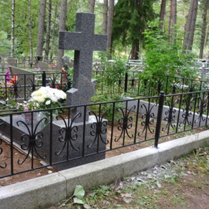 Обустроенная могила крест оградка
